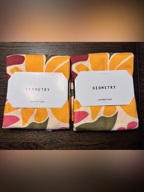 NEW Geometry Pair of Luxe Bath Towels Blooming Tan Floral Lightweight Oversized